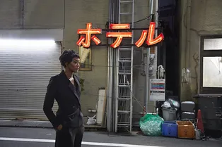 Видео дня: Наоми Кэмпбелл поет хит 80-х, прогуливаясь по Токио