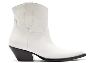 На светлой стороне: 10 пар белых ботильонов и сапог от 4 тысяч рублей