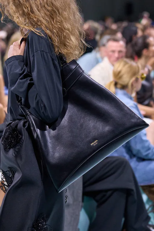 Prada весна-лето 2025