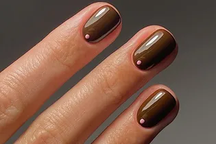 Самый модный оттенок маникюра зимы 2026 — коричневый. Вот 15 лучших идей