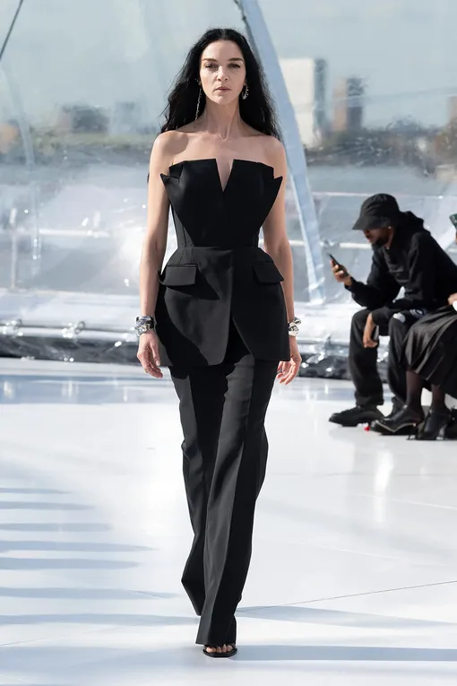 Alexander McQueen весна-лето 2023 Alexander McQueen весна-лето 2023