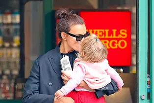 Ирина Шейк сходила на прогулку с дочерью в образе звезды стритстайла