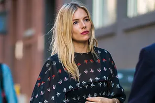 Сиенна Миллер в цветочном платье Sonia Rykiel на коктейле в Нью-Йорке Сиенна Миллер в цветочном платье Sonia Rykiel на коктейле в Нью-Йорке