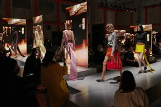 Параллельные миры Prada: новая версия туфель-бестселлеров, мини-юбки с летящим шлейфом и расстегнутые платья в коллекции бренда Параллельные миры Prada: новая версия туфель-бестселлеров, мини-юбки с летящим шлейфом и расстегнутые платья в коллекции бренда