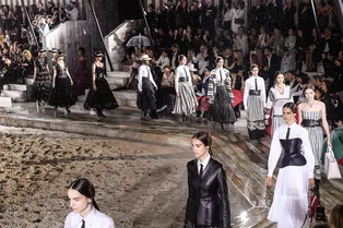 Мексиканские всадницы, много тюля и жакет Bar в новой круизной коллекции Christian Dior