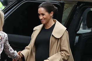 Меган Маркл в «коровьих» лодочках и тренче Oscar de la Renta за 2 600 фунтов посетила благотворительный фонд