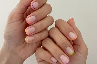 Цветной французский маникюр — хит весны. 10 идей