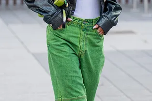 Вместо голубых: самые модные джинсы лета — зеленые