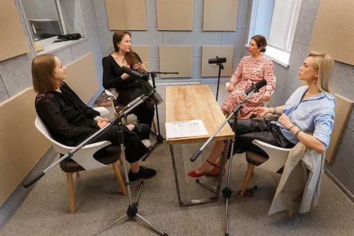 Оля Гревцева, Аня Ковалева, Юлия Галлямова и Елена Крыгина Оля Гревцева, Аня Ковалева, Юлия Галлямова и Елена Крыгина