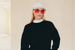 18 многослойных комплектов из платьев-трапеций, водолазок и пальто в лукбуке Icontemporary