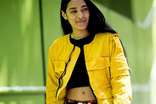 Как героиня стритстайла: 10 ярких бомберов для прохладного лета