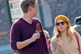 Сиенна Миллер в вельветовых брюках Zara и берете на прогулке с бойфрендом