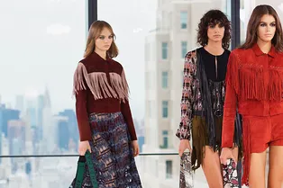 Городские амазонки: бахрома, кожа и леопард на показе Longchamp