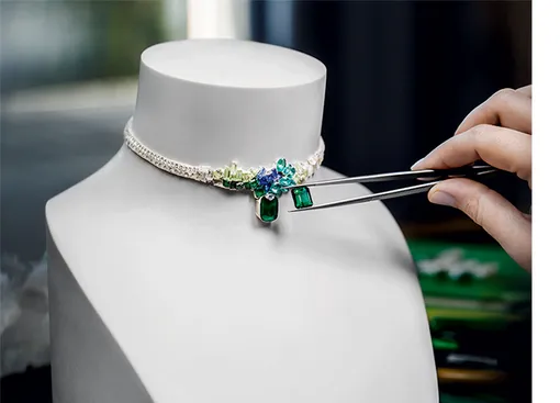 ПРОЦЕСС СОЗДАНИЯ КОЛЬЕ VERT PRAIRIE, GEM DIOR, DIOR HAUTE JOAILLERIE