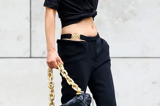 Как носить модные брюки и юбки с вырезами на бедрах