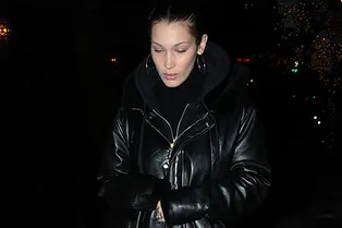 Черная дубленка и серьги-хулахупы: Белла Хадид в идеальном зимнем комплекте