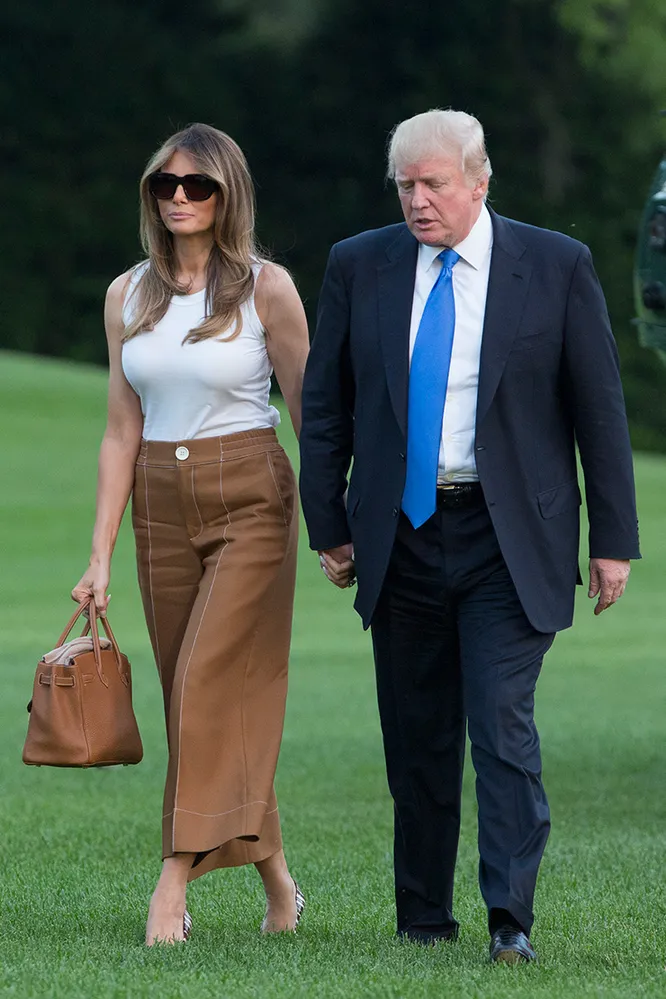 Мелания Трамп в топе Dolce Gabbana, брюках Bally, лодочках Manolo Blahnik и с коричневой Birkin