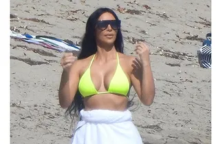 Такие разные, но вместе: Ким Кардашьян и Кендалл Дженнер в одинаковых бикини