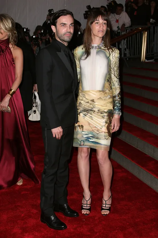 Шарлотта Генсбур и дизайнер Николя Жескьер на Met Gala, 2008 год Шарлотта Генсбур и дизайнер Николя Жескьер на Met Gala, 2008 год