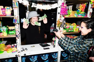 Ксения Чилингарова, Варвара Шмыкова и Вика Газинская на вечеринке в КМ20