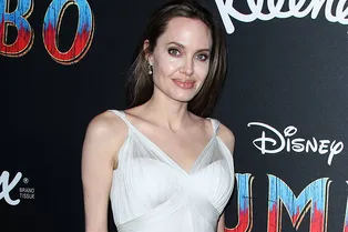 Анджелина Джоли устроила прямой эфир, чтобы поддержать семьи в разгар пандемии