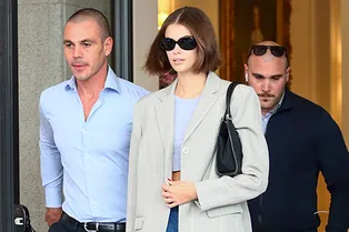 Любимая униформа Кайи Гербер на неделях моды — наша любимая униформа для офиса