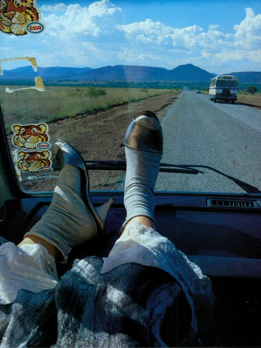 Съемка «Выбор Лолиты: новая коллекция прет-а-порте» (1985). Фотограф — Джан Паоло Барбьери, стилист — Мануэла Павези Съемка «Выбор Лолиты: новая коллекция прет-а-порте» (1985). Фотограф — Джан Паоло Барбьери, стилист — Мануэла Павези