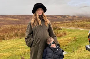 Длинное пальто с высоким воротником и меховая панама: идеальное комбо для зимних прогулок от беременной Роузи Хантингтон-Уайтли