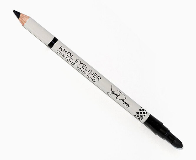 Черным карандашом Khôl Eyeliner от Jillian Dempsey подводим верхнее веко вдоль линии ресниц