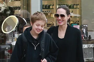 Total black и красная помада: Анджелина Джоли на прогулке с многочисленным семейством