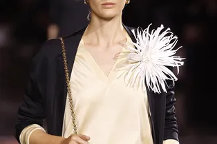 В новом сезоне вам понадобится только одно украшение В новом сезоне вам понадобится только одно украшение