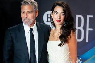 Голливудская дива: Амаль Клуни в сияющем платье и боа затмила всех на кинофестивале в Лондоне. Даже Джорджа Клуни