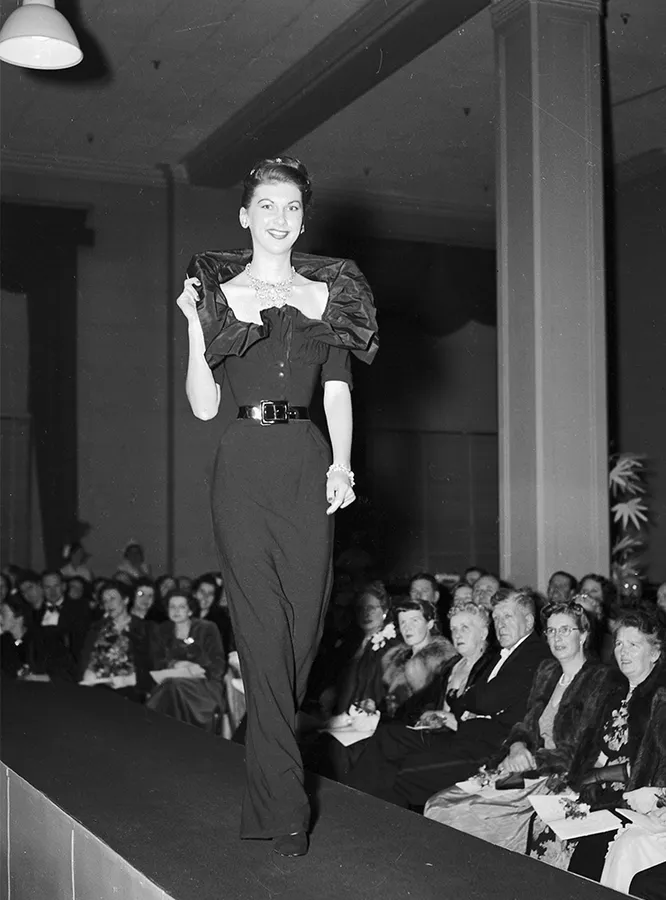 Модель во время показа Christian Dior на фабрике David Jones в Сиднее, Австралия, 1948 год