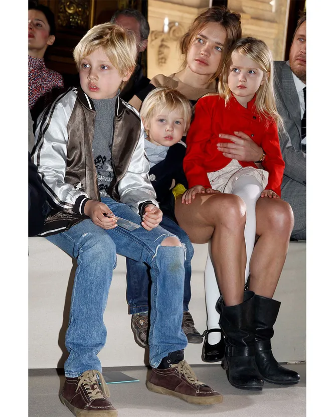 С детьми на показе Stella McCartney, 2011 год
