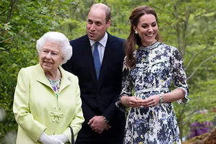 Кейт Миддлтон в романтичном цветочном платье провела для королевы Елизаветы II экскурсию по саду