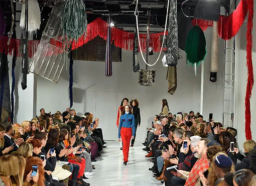 Инсталяция Стерлинга Руби для показа Calvin Klein осень-зима 2017 Инсталяция Стерлинга Руби для показа Calvin Klein осень-зима 2017