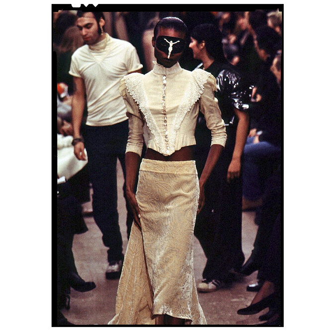 Alexander McQueen осень-зима 1996 Alexander McQueen осень-зима 1996