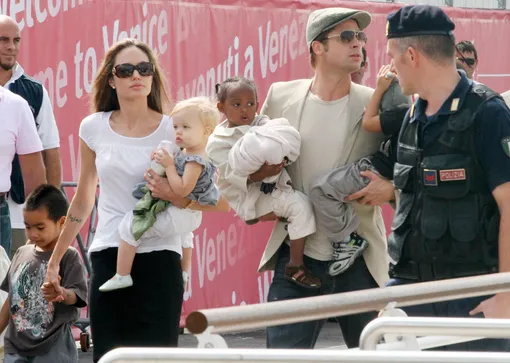 Брэд Питт и Анджелина Джоли с детьми, 2007 год Брэд Питт и Анджелина Джоли с детьми, 2007 год