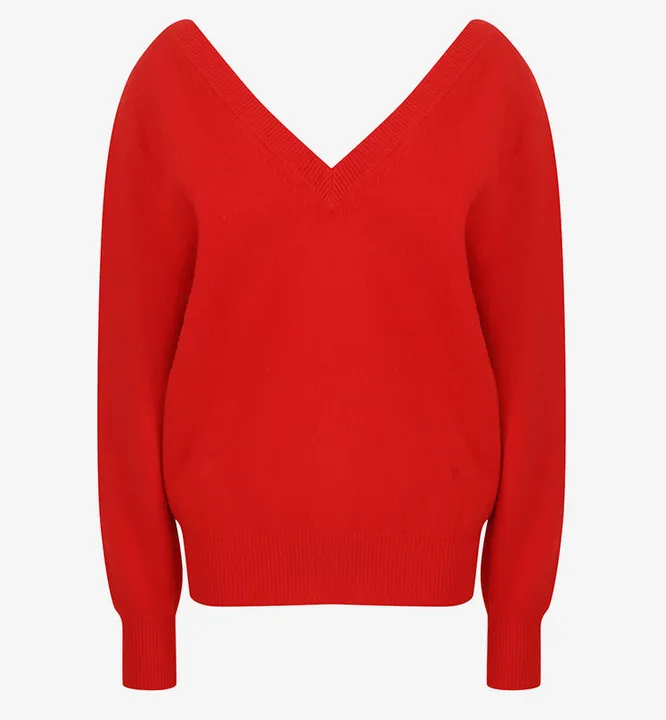 Пуловер, Victoria Beckham (52 950 руб.) У не самого улыбчивого дизайнера легко находятся самые комфортные вещи. И трикотаж в том числе