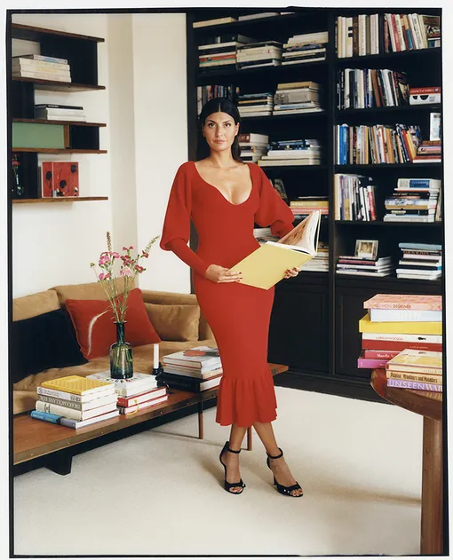 Платье, KHAITE; босножки, TABITHA SIMMONS Платье, KHAITE; босножки, TABITHA SIMMONS