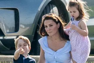 Будни мамы-герцогини: Кейт Миддлтон в платье Zara с детьми на матче по поло