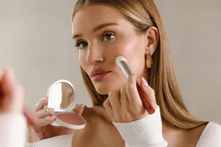 Как выглядеть свежо и молодо: 3 приема в макияже