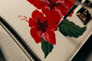 В корнере Dolce & Gabbana художник распишет вашу сумку В корнере Dolce & Gabbana художник распишет вашу сумку