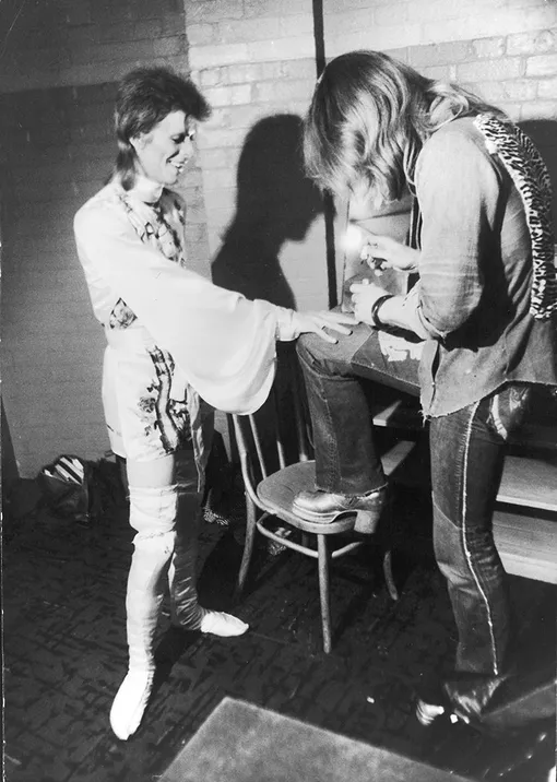 Пьер ЛяРош красит ногти Дэвиду Боуи перед концертом, 1973