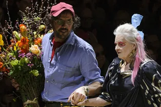 Вивьен Вествуд в роли модели на показе коллекции мужа Вивьен Вествуд в роли модели на показе коллекции мужа