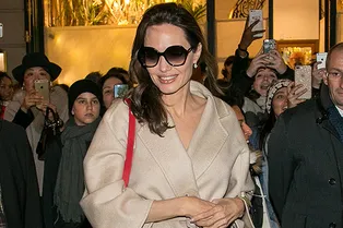 Светлое пальто и яркий аксессуар: парижская классика в исполнении Анджелины Джоли