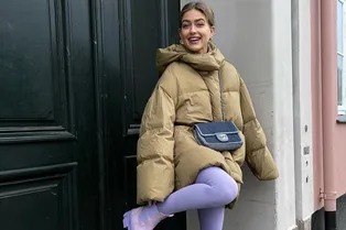 Модный прием: носите яркие колготки в тон обуви