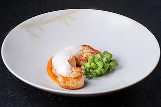 Морские ежи за 100 рублей и ужины с виноделами: 5 ресторанов недели