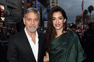 Амаль Клуни в платье Oscar de la Renta на премьере мини-сериала «Уловка-22»