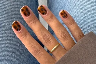 Самый модный маникюр сезона — «черепаший». 10 идей